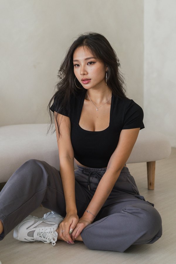 *Lite* [CROPPED] Lyla Queen Anne Top (Black)