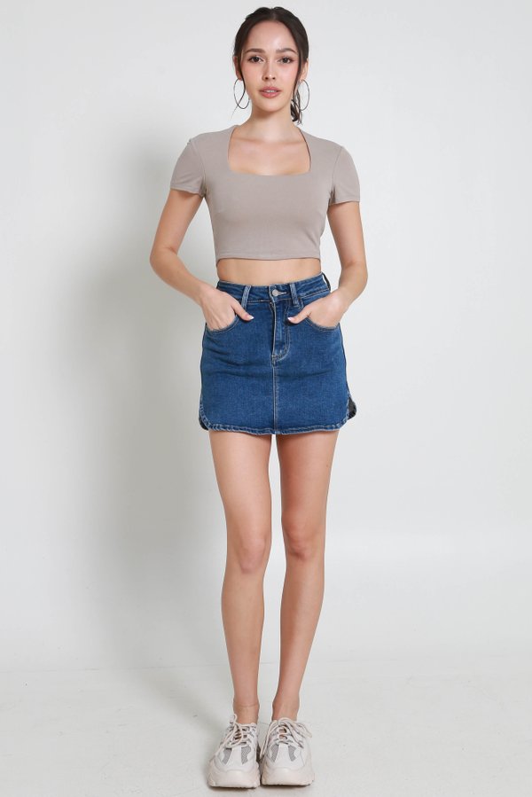 *Lite* [CROPPED] Lyla Queen Anne Top (Earl Grey)