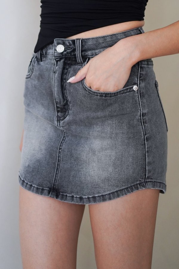 Corinne Curve Hem Denim Skorts (Grey Wash)
